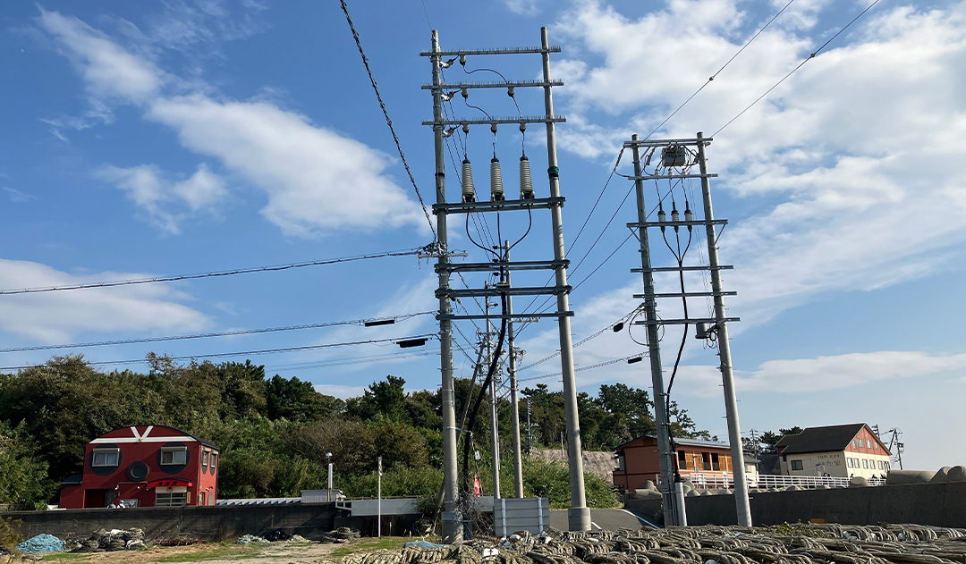 たこ駐在所に見守られる日間賀島33kV配電設備1